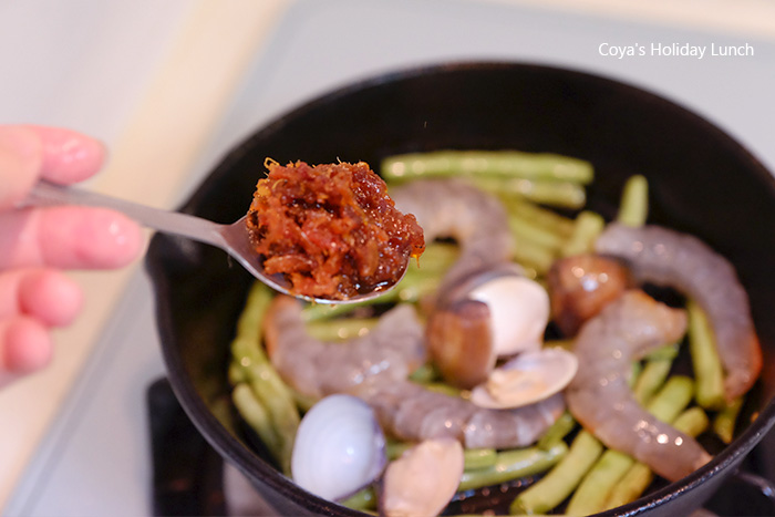 [食譜] XO醬鐵板香辣海鮮，平底鑄鐵鍋發揮優勢，省時必推料理